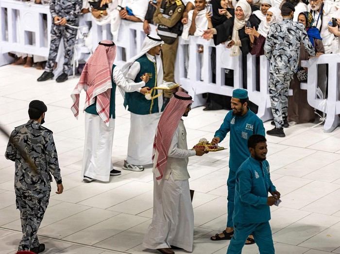 Pemerintah Arab Saudi mengumumkan Lebaran Idul Fitri pada Jumat 21 April 2023. Umat muslim pun melaksanakan salat Idul Fitri di Masjidil Haram hari ini.