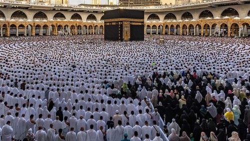 Pemerintah Arab Saudi mengumumkan Lebaran Idul Fitri pada Jumat 21 April 2023. Umat muslim pun melaksanakan salat Idul Fitri di Masjidil Haram hari ini.