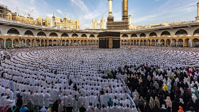 Pemerintah Arab Saudi mengumumkan Lebaran Idul Fitri pada Jumat 21 April 2023. Umat muslim pun melaksanakan salat Idul Fitri di Masjidil Haram hari ini.