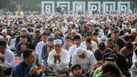 Sementara itu, Muhammadiyah menggunakan metode hisab hakiki wujudul hilal. Metode ini menitikberatkan pada posisi geometris benda-benda langit. Sedangkan NU menggunakan metode rukyatul hilal. Potensi perbedaan umumnya terjadi antara pemerintah dan Muhammadiyah. PP Muhammadiyah telah menetapkan Hari Raya Idul Fitri 2023 jatuh pada tanggal 21 April 2023 atau bertepatan dengan hari Jumat. Adriana Adie/NurPhoto/Getty Images  