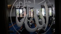 Jemaah Tarekat Naqsabandiyah di Sumatera Barat, telah melaksanakan Salat Idul Fitri 1444 Hijriah pada Kamis (20/4). Tarekat Naqsabandiyah menggunakan metode hisab munjid, yaitu menghitung hari puasa dan lebaran berdasarkan almanak tahunan hisab munjid. Rangga Firmansyah/NurPhoto/Getty Images  