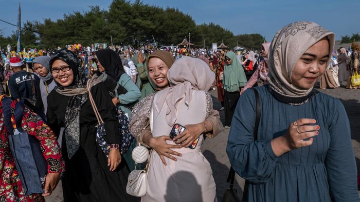 Bingkai Sepekan: Bersama Rayakan Kemenangan Meski Beda Hari Lebaran YOGYAKARTA, INDONESIA - APRIL 21: Indonesian Muslims celebrate after the Eid Al-Fitr prayer on 'sea of sands' at Parangkusumo beach on April 21, 2023 in Yogyakarta, Indonesia. Muslims around the world celebrate Eid al-Fitr with their families with feasts to mark the end of Ramadan, the holy month of fasting. (Photo by Ulet Ifansasti/Getty Images)
