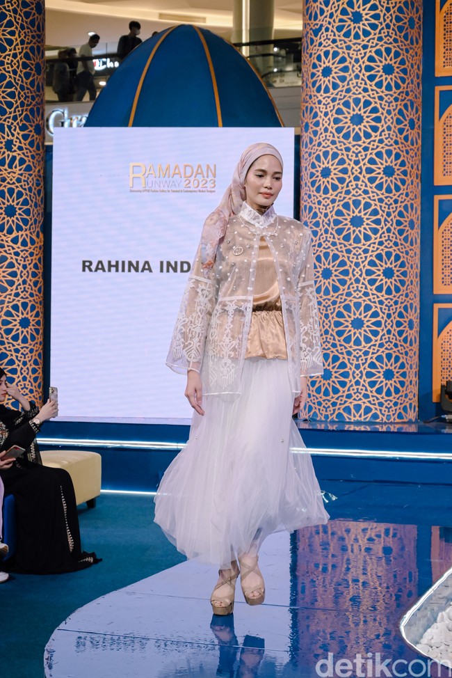 Brand hijab dan ready to wear dari Bandung, Jawa Barat ini menghadirkan koleksi dengan desain dari bahan organza. Dari bahan juga dipilih bahan yang memang nyaman buat perempuan. Karena dia flowy semua pakai warna dan bahan yang shimmer dan dan silk, ucap Tina. Foto: Dok. @rahina.indonesia.
