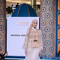 Brand hijab dan ready to wear dari Bandung, Jawa Barat ini menghadirkan koleksi dengan desain dari bahan organza. Dari bahan juga dipilih bahan yang memang nyaman buat perempuan. Karena dia flowy semua pakai warna dan bahan yang shimmer dan dan silk, ucap Tina. Foto: Dok. @rahina.indonesia.
