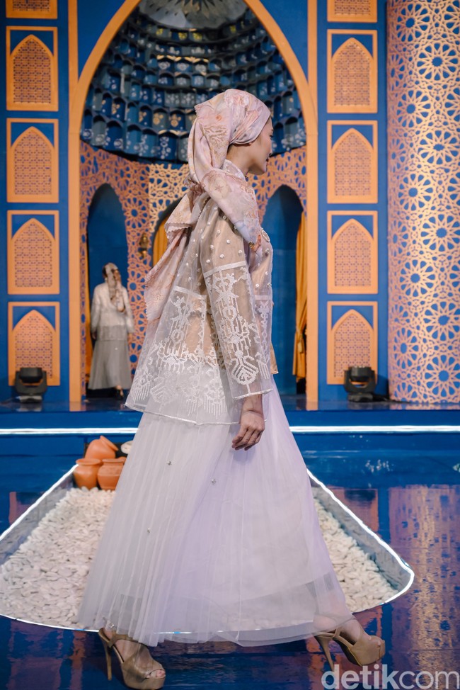 Tina mengungkapkan, Rahina pertama kali membuat koleksi menyeluruh mulai dari hijab hingga rok. Jujur ini pertama kalinya aku untuk bikin head to toe dari kepala, busana dan roknya. Mudah-mudahan disukai oleh seluruh perempuan. Bisa diordernya bulan Mei karena ini persiapan untuk Idul Adha, ungkapnya. Foto: Dok. @rahina.indonesia.