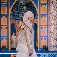 Tina mengungkapkan, Rahina pertama kali membuat koleksi menyeluruh mulai dari hijab hingga rok. Jujur ini pertama kalinya aku untuk bikin head to toe dari kepala, busana dan roknya. Mudah-mudahan disukai oleh seluruh perempuan. Bisa diordernya bulan Mei karena ini persiapan untuk Idul Adha, ungkapnya. Foto: Dok. @rahina.indonesia.