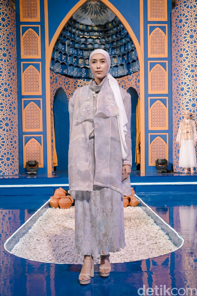 Tina Dwi Nuryanti, sebagai pemilik brand Rahina Indonesia mengatakan Rahina mengusung koleksi yang bertajuk Treasure. Koleksinya tentang treasure, keindahan dalam laut relate dengan keindahan perempuan yang memang mereka tidak terlihat tapi muncul dalam inner beauty si perempuan. Jadi lebih soft dan flawless warna-warna yang dipilih juga pastel kebanyakan, kata Tina kepada Wolipop, Kamis (19/4/2023). Foto: Dok. @rahina.indonesia.