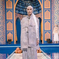 Tina Dwi Nuryanti, sebagai pemilik brand Rahina Indonesia mengatakan Rahina mengusung koleksi yang bertajuk Treasure. Koleksinya tentang treasure, keindahan dalam laut relate dengan keindahan perempuan yang memang mereka tidak terlihat tapi muncul dalam inner beauty si perempuan. Jadi lebih soft dan flawless warna-warna yang dipilih juga pastel kebanyakan, kata Tina kepada Wolipop, Kamis (19/4/2023). Foto: Dok. @rahina.indonesia.