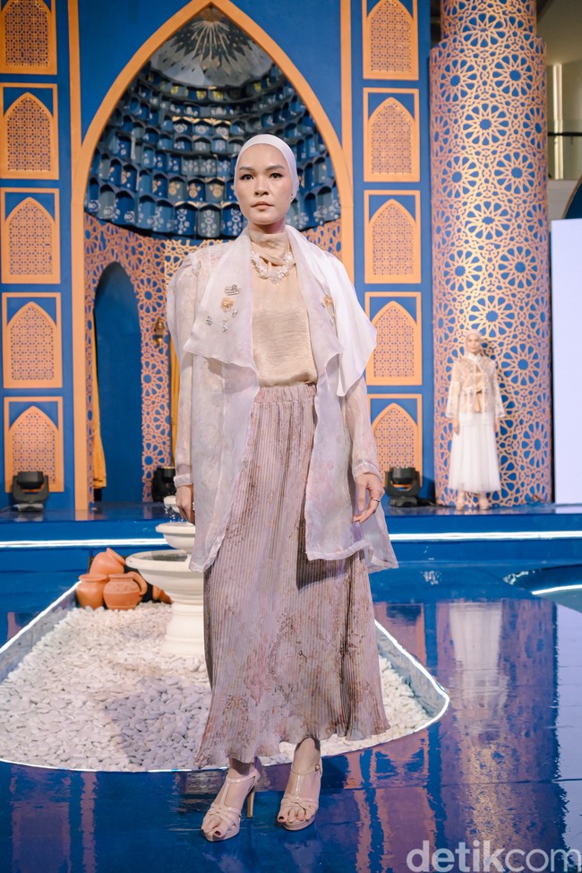 Tin mengatakan fashion show kali ini menampilkan delapan look, yang terdiri dari outer, kemeja, blouse dan rok. Pilihan warnanya tetap mood board Rahina seperti cream tapi ditambah warna pastel. Kalau cuttingannya tetap ready to wear, karena ada Raya Series jadi dia bisa ditambahin outernya tapi dalamnya tetap polosan nanti dia bawahnya pakai pleats rok, sambung Tina. Foto: Dok. @rahina.indonesia.