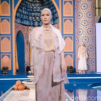 Tin mengatakan fashion show kali ini menampilkan delapan look, yang terdiri dari outer, kemeja, blouse dan rok. Pilihan warnanya tetap mood board Rahina seperti cream tapi ditambah warna pastel. Kalau cuttingannya tetap ready to wear, karena ada Raya Series jadi dia bisa ditambahin outernya tapi dalamnya tetap polosan nanti dia bawahnya pakai pleats rok, sambung Tina. Foto: Dok. @rahina.indonesia.