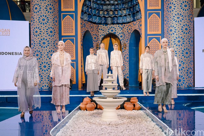 Tina menyebutkan harga hijab koleksi Treasure dijual Rp 300 ribu, untuk kemeja Rp 699 ribu karena ditambah beads, dan busana dibanderol hingga Rp 1 juta. Foto: Dok. @rahina.indonesia.