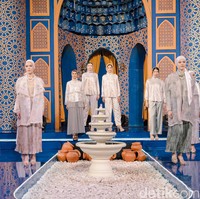 Tina menyebutkan harga hijab koleksi Treasure dijual Rp 300 ribu, untuk kemeja Rp 699 ribu karena ditambah beads, dan busana dibanderol hingga Rp 1 juta. Foto: Dok. @rahina.indonesia.