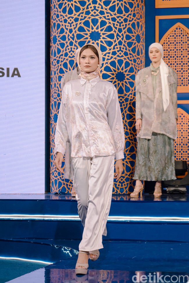 Tina mengatakan koleksi Treasure juga memproduksi hijab. Treasure itu dari head to toe. Jadi kita paduin hijabnya dengan desain bajunya. Roknya ini ada perpaduan pleats, tenun, rok tutu dan organza, jelas Tina. Foto: Dok. @rahina.indonesia.