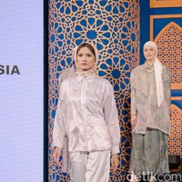 Tina mengatakan koleksi Treasure juga memproduksi hijab. Treasure itu dari head to toe. Jadi kita paduin hijabnya dengan desain bajunya. Roknya ini ada perpaduan pleats, tenun, rok tutu dan organza, jelas Tina. Foto: Dok. @rahina.indonesia.