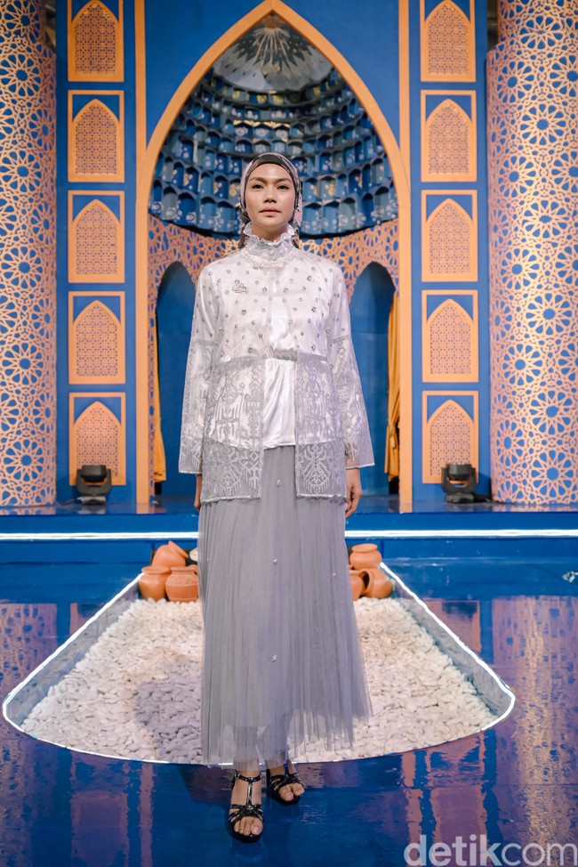 Asosiasi Perancang Pengusaha Mode Indonesia (APPMI) menggelar acara fashion show Ramadan Runaway 2023 di Kota Kasablanka mulai dari 12-30 April 2023. Acara ini menampilkan berbagai koleksi busana muslim atau modest fashion dari puluhan brand dan desainer Tanah Air. Salah satu brand yang unjuk gigi di Ramadan Runaway 2023 adalah Rahina.  Foto: Dok. @rahina.indonesia.