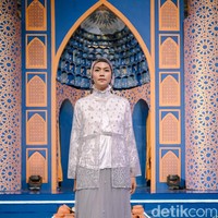 Asosiasi Perancang Pengusaha Mode Indonesia (APPMI) menggelar acara fashion show Ramadan Runaway 2023 di Kota Kasablanka mulai dari 12-30 April 2023. Acara ini menampilkan berbagai koleksi busana muslim atau modest fashion dari puluhan brand dan desainer Tanah Air. Salah satu brand yang unjuk gigi di Ramadan Runaway 2023 adalah Rahina.  Foto: Dok. @rahina.indonesia.