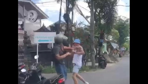 Cuplikan layar dua bule laki-laki berkelahi di Canggu, Badung Bali.