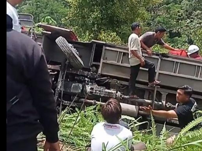 Bus rombongan mudik gratis Pemkot Medan terguling di Tapteng. (Foto: Istimewa)