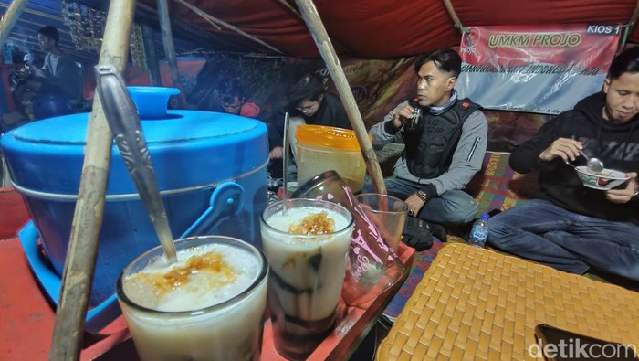 Cincau yang laris-manis di jalur mudik Cianjur.