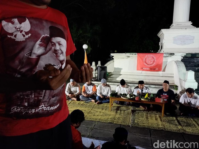 Doa bersama Relawan Jaringan Militan Ganjar (Jaritangan) Solo di Tugu Kebangkitan Nasional, Kelurahan Penumping, Kecamatan Laweyan, Kota Solo, Jumat (21/4/2023) malam.