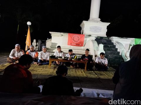 Doa bersama Relawan Jaringan Militan Ganjar (Jaritangan) Solo di Tugu Kebangkitan Nasional, Kelurahan Penumping, Kecamatan Laweyan, Kota Solo, Jumat (21/4/2023) malam.