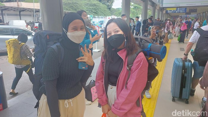 Elia (21) dan Tasya (21) warga  Kemang, Jakarta Selatan yang memilih mendaki gunung saat momen libur lebaran (Rumondang Naibaho/detikcom)