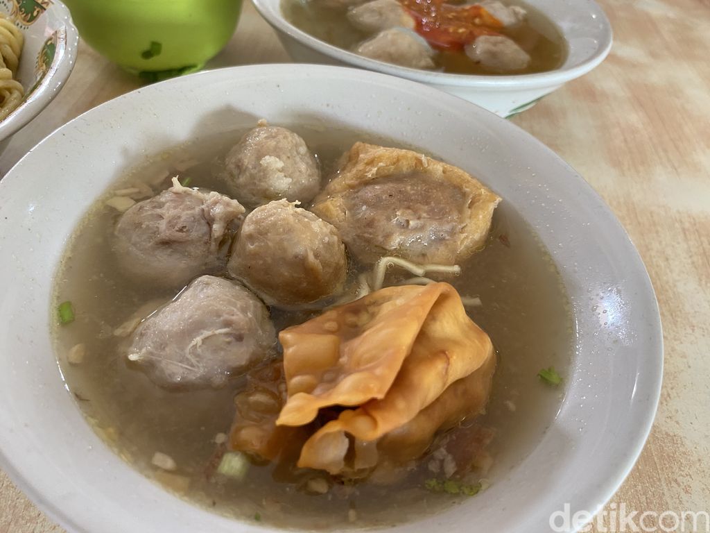 Es Teler dan Mie Ayam Pak No, kuliner yang juga patut dicoba saat di Surabaya.