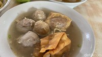 Seporsi bakso di depot Pak No ini membuat kami berselera. Kuahnya kaldunya pekat dan terasa gurih. Butiran bakso di sini juga memiliki tekstur yang garing dan terasa kuat dagingnya. Foto: detikFood/Yenny Mustika Sari