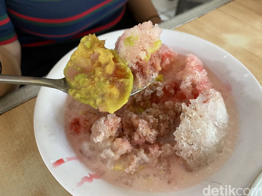 Es Teler dan Mie Ayam Pak No, kuliner yang juga patut dicoba saat di Surabaya.
