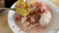 Es Alpukat juga patut dicoba. Es ini berisikan potongan alpukat yang melimpah dengan es serut yang disajikan bersama racikan sirup cocopandan dan mocha.  Foto: detikFood/Yenny Mustika Sari