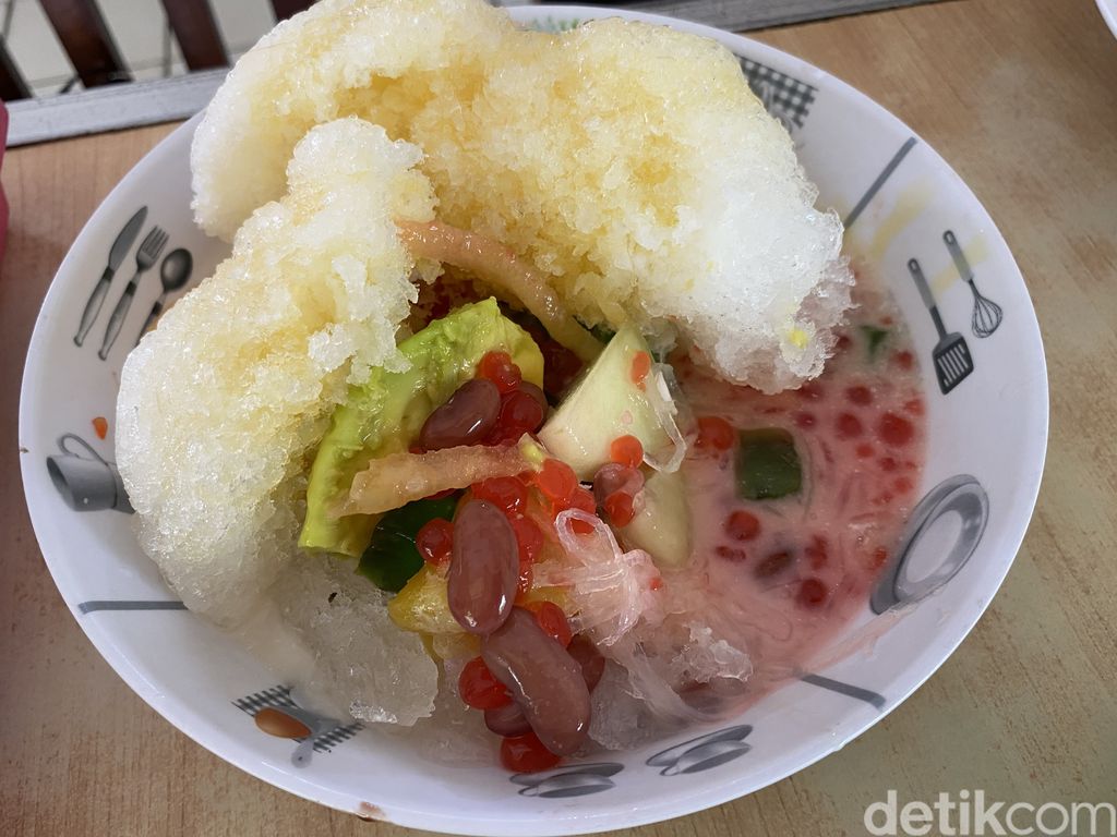 Es Teler dan Mie Ayam Pak No, kuliner yang juga patut dicoba saat di Surabaya.