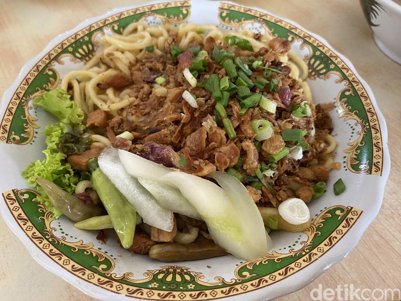 Es Teler dan Mie Ayam Pak No, kuliner yang juga patut dicoba saat di Surabaya.