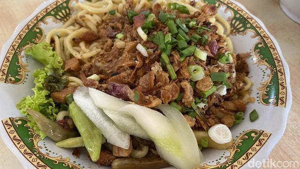Es Teler dan Mie Ayam Pak No, kuliner yang juga patut dicoba saat di Surabaya.