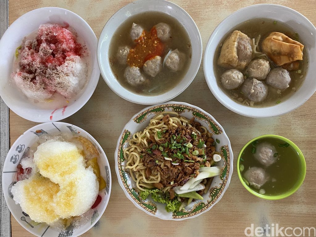 Es Teler dan Mie Ayam Pak No, kuliner yang juga patut dicoba saat di Surabaya.