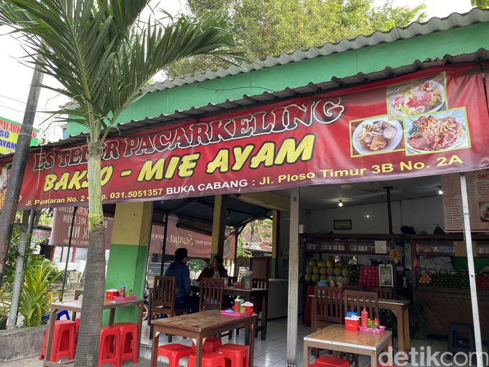 Es Teler dan Mie Ayam Pak No, kuliner yang juga patut dicoba saat di Surabaya.