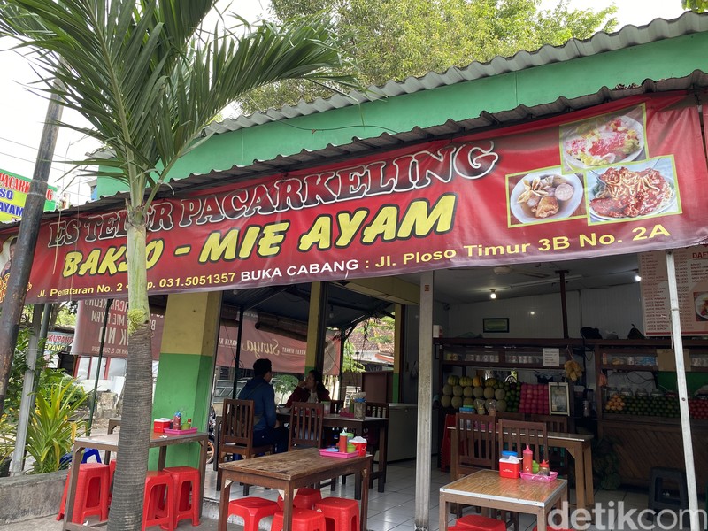 Es Teler dan Mie Ayam Pak No, kuliner yang juga patut dicoba saat di Surabaya.