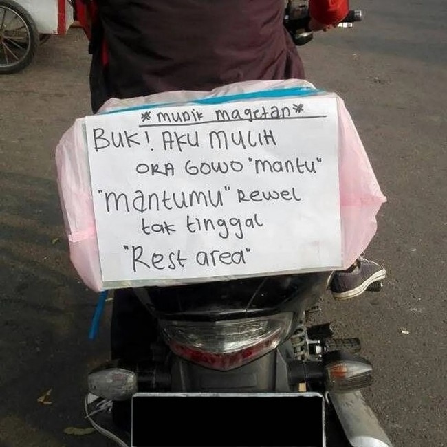 Kalau kamu sudah siapin alasan belum kenapa nggak bawa pasangan di mudik tahun ini? Tapi jangan sampe beneran ditinggal di rest area ya, itu sih tega banget. Foto: 1cak.com