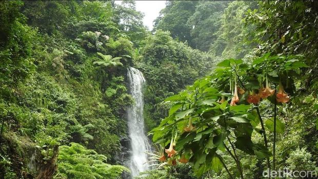 Foto pemandangan destinasi Curug Cigentis, Green Canyon, Puncak Sempur, dan Candi Jiwa