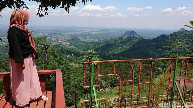 Foto pemandangan destinasi Curug Cigentis, Green Canyon, Puncak Sempur, dan Candi Jiwa