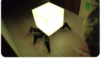 Di Jepang ada lampu malam bentuk laba-laba yang tampak menyeramkan, pada malam hari ini robot bisa berjalan menngelilingi dalam rumah.  Foto: Boredpanda