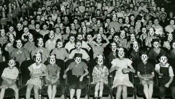 Fan meeting klub Mickey Mouse tahun 1930-an semua kompak pakai topeng, tapi kok ya jadi seram. Foto: Boredpanda