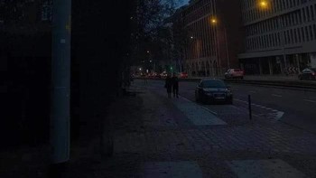 Auto lemes lewatin jalan ini dengan lampu jalan yang seperti monster. Foto: Boredpanda