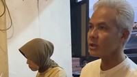Belum lama ini, Ganjar Pranowo mampir buka puasa di Wedangan Basuki yang legendaris di Solo. Ditemani sang istri, ia mencicipi beragam hidangan khas wedangan di sana. 