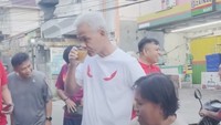 Jalan-jalan di Balikpapan, Ganjar Pranowo bertemu penjual jamu orang Sukoharjo. Ia pun langsung dijamu racikan jamu hangat dan sehat oleh penjual.