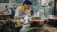 Potret candid Ganjar Pranowo ini menunjukkan dirinya seorang foodies ya? Ia tengah sarapan dengan aneka menu tradisional Jawa.