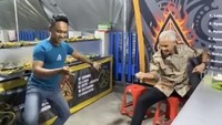 Suami Siti Atiqoh itu terlihat makan malam di sebuah warung tradisional. Ia terkejut bertemu dengan seorang pegawainya yang jago menari tradisional. 