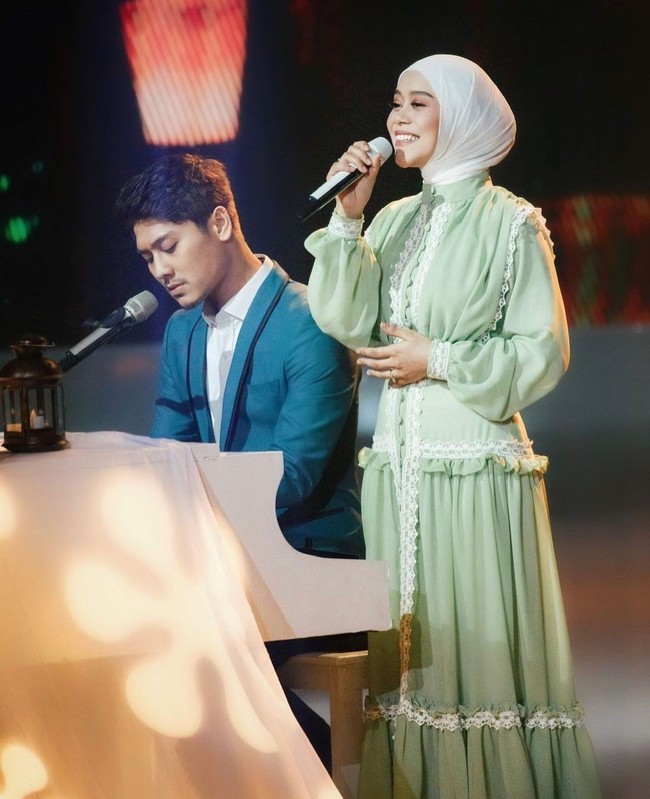 Dress dengan detail ruffle juga banyak tersedia di Pasar Tanah Abang. Seperti yang dipakai oleh Lesti ini dress dengan detail ruffle dipadu dengan hijab warna putih. Foto: Dok. Instagram @lestykejora.