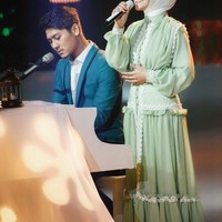 Dress dengan detail ruffle juga banyak tersedia di Pasar Tanah Abang. Seperti yang dipakai oleh Lesti ini dress dengan detail ruffle dipadu dengan hijab warna putih. Foto: Dok. Instagram @lestykejora.