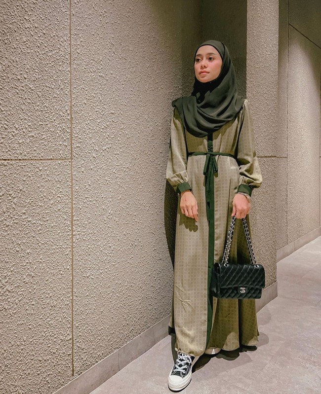 Gamis motif bernuansa hijau ini juga bisa mempercantik penampilan saat lebaran dan berkunjung silaturahmi bersama keluarga. Lesti memadukan gamis dengan sneakers.  Foto: Dok. Instagram @lestykejora.