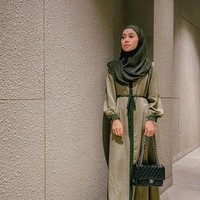 Gamis motif bernuansa hijau ini juga bisa mempercantik penampilan saat lebaran dan berkunjung silaturahmi bersama keluarga. Lesti memadukan gamis dengan sneakers.  Foto: Dok. Instagram @lestykejora.